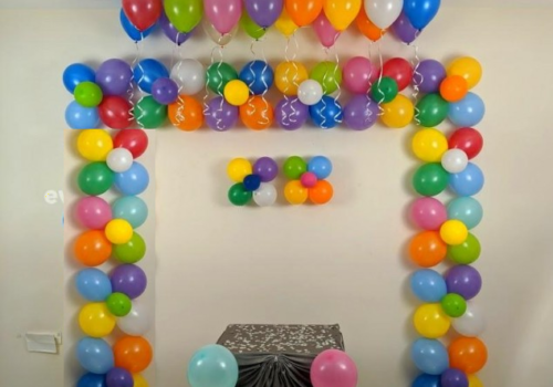 balloon decorations in room